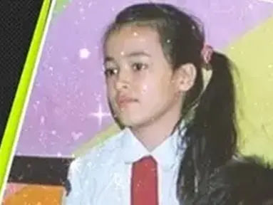 Mawar Eva De Jongh, penyanyi sekaligus aktris berusia 18 tahun kini namanya semakin meroket saja. Semakin meroket membuat Mawar selalu tuai atensi di setiap penampilan. Bahkan foto masa kecilnya saat SD juga tuai atensi warganet. (Liputan6.com/IG/mawar_eva)
