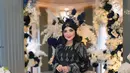 Untuk memberikan efek wajah lebih berdimensi, Ashanty mengaplikasikan bronzer pada bagian pipi, rahang, dan dahi. Sementara itu, blush berwarna peachy coral memberikan kesan segar dan merona alami pada wajahnya. [@ashanty_ash]