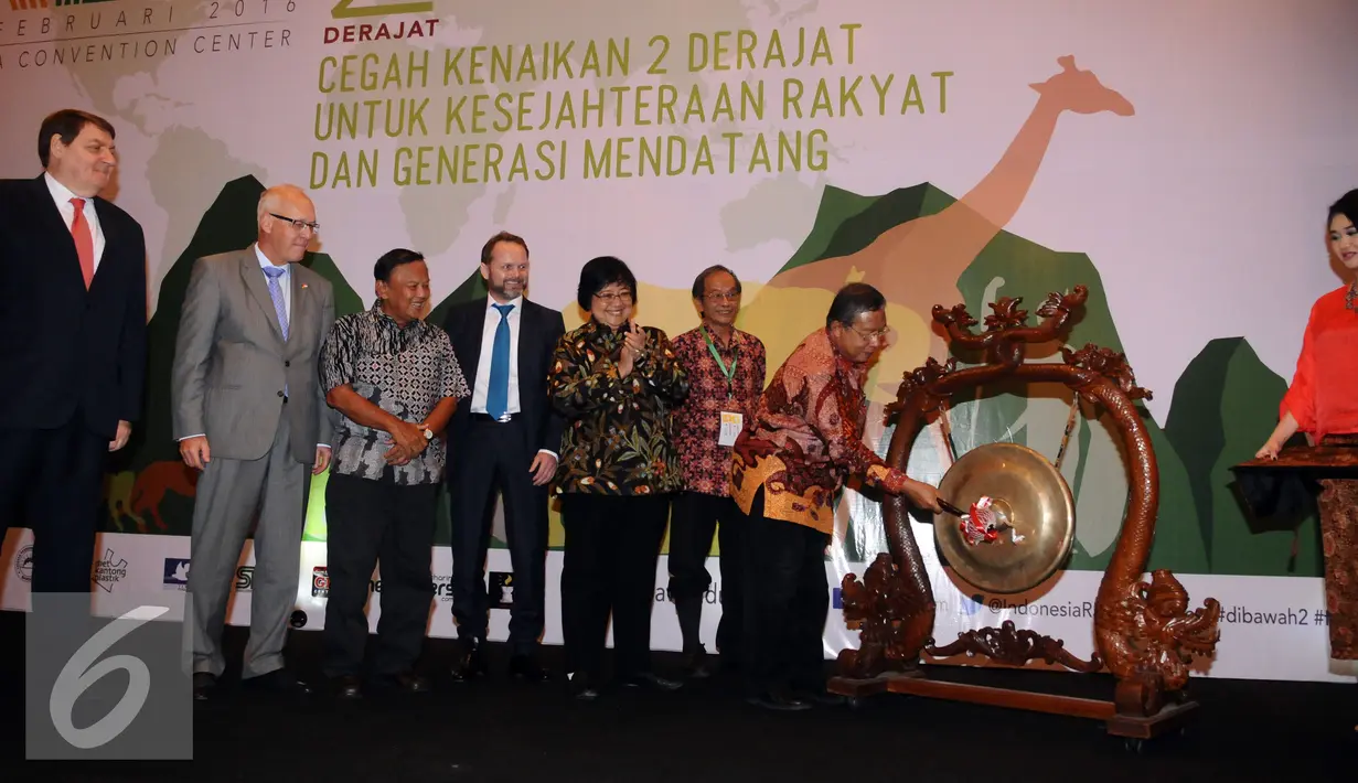 Menteri Koordinator Bidang Perekonomian, Darmin Nasution (kedua kanan) memukul gong tanda dibukanya Festival Iklim di Jakarta, Senin (1/2/2016). Festival ini merupakan sosialisasi untuk menjaga laju kenaikan suhu bumi. (Liputan6.com/Helmi Fithriansyah)