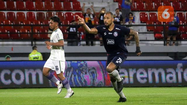 Foto: Aksi Pemain Arema FC Vs Persib Bandung di Pekan Kedua BRI Liga 1 2023 / 2024