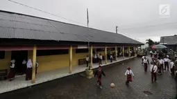 Siswa bermain bola di halaman sebelum kegiatan belajar di SD Negeri 2 Bowongso, Kecamatan Kalikajar, Wonosobo, Jawa Tengah (2 /4). SD Negeri 2 Bowongso merupakan salah satu SD  yang terletak di kaki Gunung Sumbing, berada di dataran berketinggian 1.400 mdpl. (merdeka.com/Iqbal S. Nugroho)