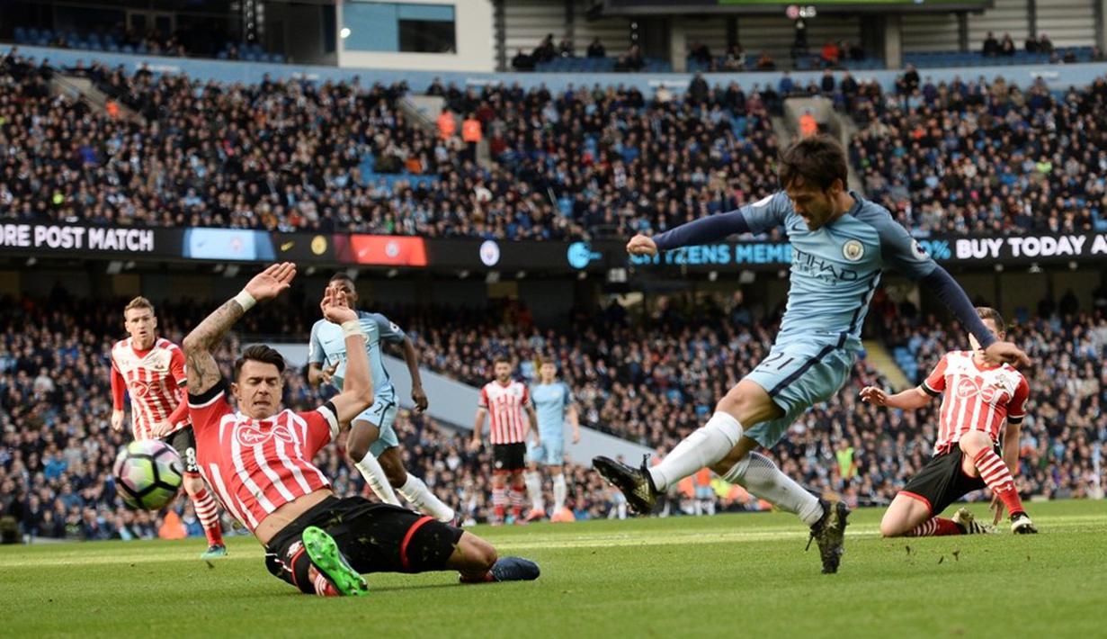 Pemain Manchester City, David Silva (kanan), melepaskan tembakan ke arah gawang Southampton dalam laga Premier League di Stadion Etihad, Manchester, Minggu (23/10/2016). (AFP/Oli Scarff)