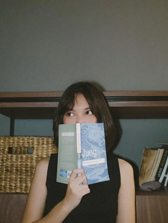 Sheila Dara menyukai dunia yang ada dalam buku. Berbagai judul buku sudah ia baca dan buku yang bagus biasanya ia unggah di Instagram. Momen Sheila Dara membawa buku berjudul Jung dan diabadikan dalam foto bersama dirinya yang seolah-olah bersembunyi di halaman buku. (Liputan6.com/IG/@sheiladaisha)