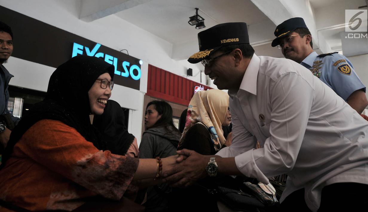 Menteri Perhubungan (Menhub) Budi Karya Sumadi menyalami pemudik saat meninjau pelayanan arus mudik di Bandara Halim Perdanakusuma, Jakarta, Senin (11/6). (Merdeka.com/Iqbal Nugroho)