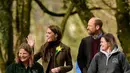 Seperti outfit bernuansa earth tone yang satu ini. Dengan warna senada, Kate Middleton padukan turtleneck dengan rok midi tartan dan cropped blazer cashmere. Dipadu dengan boots tinggi dan bros bunga matahari di blazernya [@princesandprincessofwales]