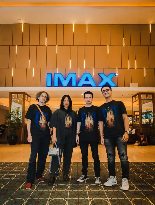 “Kami senang berkolaborasi dengan IMAX untuk menghadirkan Pengabdi Setan 2: Communion yang telah menjalani proses DMR pakai teknologi IMAX, akan tayang mulai 4 Agustus 2022 di seluruh Indonesia,” kata Joko Anwar. Keputusan ini diambil bukan untuk gaya-gayaan. Joko Anwar ingin memberi pengalaman sinematik yang lebih nyata agar para pencinta film dapat masuk ke dunia keluarga Ibu Mawarni Soewono. (Foto: Dok. Poplicist)