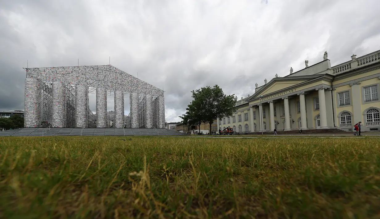 Suasana proyek seni"Temple of books" atau Kuil Buku karya seniman Marta Minujin jelang pembukaan pameran seni terbesar Jerman "Documenta 14" di Kassel, Jerman (7/6). (Reuters/Kai Pfaffenbach)