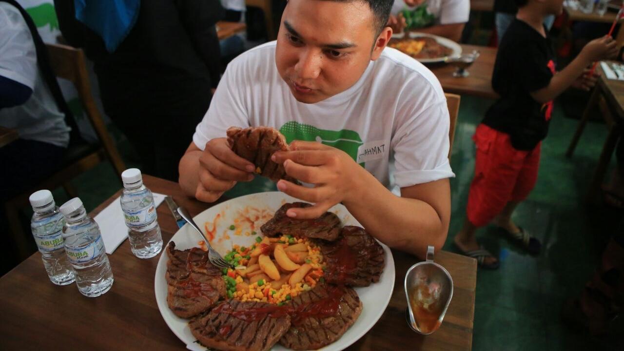 Lomba makan steak daging