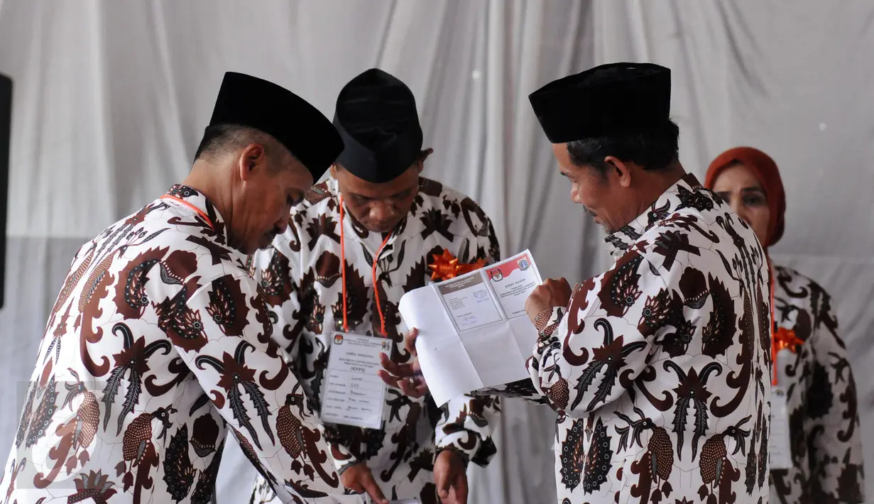 Petugas KPPS mengecek keabsahan surat suara Pilkada DKI Jakarta di TPS 027 Kebagusan, Jakarta, Rabu (15/2). Ahok-Djarot unggul dengan 254 suara sementara Anies-Sandi 207 serta AHY-Sylvi 85. (Liputan6.com/Helmi Fithriansyah)