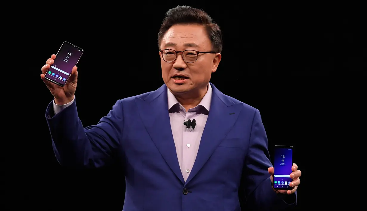 Samsung President of Mobile Communications Business, DJ Koh menunjukkan ponsel Samsung Galaxy S9 saat acara Samsung Galaxy S9 Unpacked di Barcelona, Spanyol (25/2). (AFP Photo/Lluis Gene)