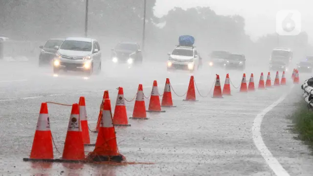 FOTO: H-6 Idul Fitri, Arus Mudik di Tol Cikampek Ramai Lancar
