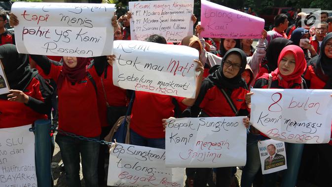 Puluhan mantan karyawan 7-Eleven (Sevel) membawa poster saat melakukan aksi di Jakarta, Rabu (22/2). Puluhan eks karyawan mengenakan seragam merah membawa sejumlah spanduk  dan poster. (Liputan6.com/Angga Yuniar)