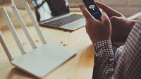 Ilustrasi orang sedang bekerja menggunakan sinyal WiFi. (Foto: Shutterstock)