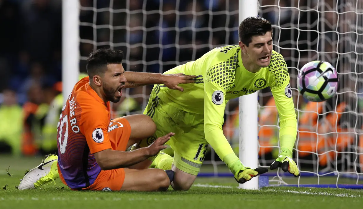 Duel antara Sergio Aguero (kiri) dan kiper Chelsea, Thibaut Courtois pada lanjutan Premier League di Stamford Bridge stadium (5/4/2017). Chelsea menang 2-1. (AP/Alastair Grant)