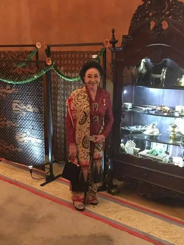 Mengenang Kembali Mooryati Soedibyo dari gaya busana yang ia kenakan. [@mooryatisoedibyo]
