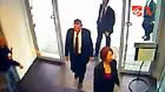 Perdana Menteri Australia Julia Gillard dilempari telur oleh seorang pria yang menuntut kenaikan tarif upah pekerja. Polisi langsung menangkap si pelempar telur. 
