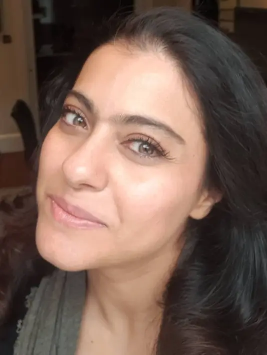 Meski pakai makeup minimalis atau bahkan tanpa makeup sama sekali, wajah polos lawan main Shah Rukh Khan di film "Kuch Kuch Hota Hai" ini tampak mulus. (Liputan6.com/IG/@kajol)