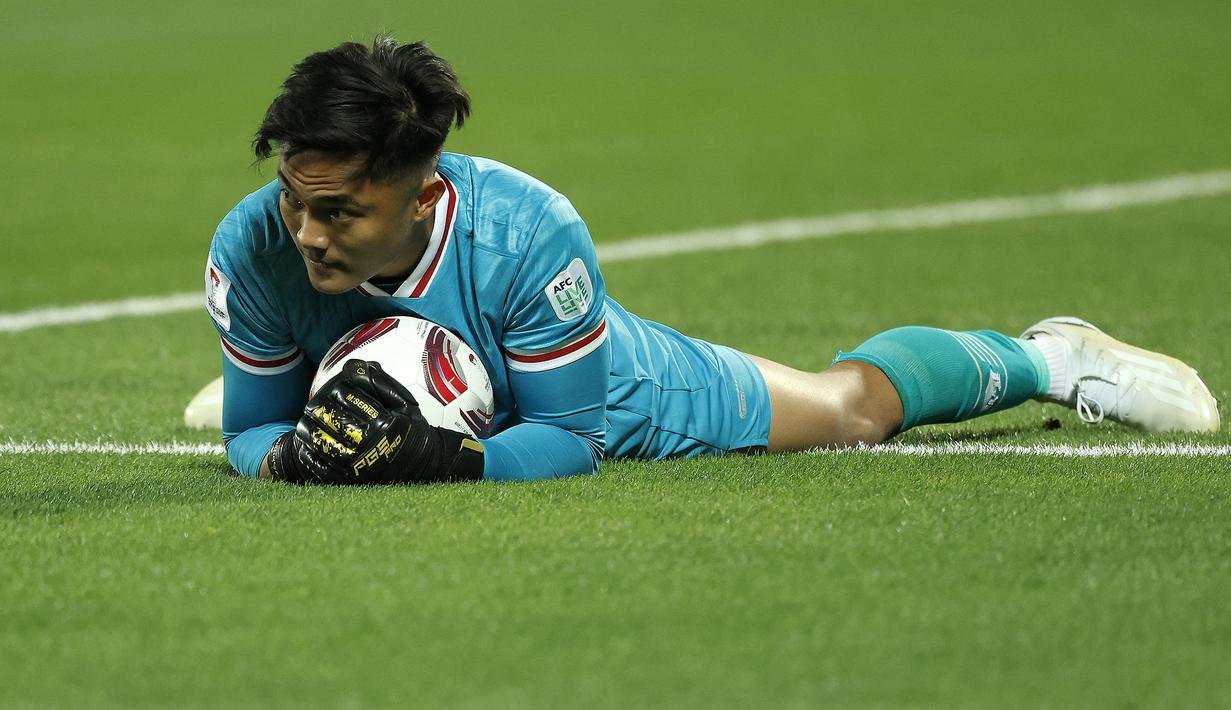 Ekspresi kiper Timnas Indonesia, Ernando Ari setelah melakukan penyelamatan pada laga Grup D Piala Asia 2023 melawan Vietnam di Abdullah bin Khalifa Stadium, Doha, Qatar, Jumat (19/01/2024). (AFP/Karim Jaafar)