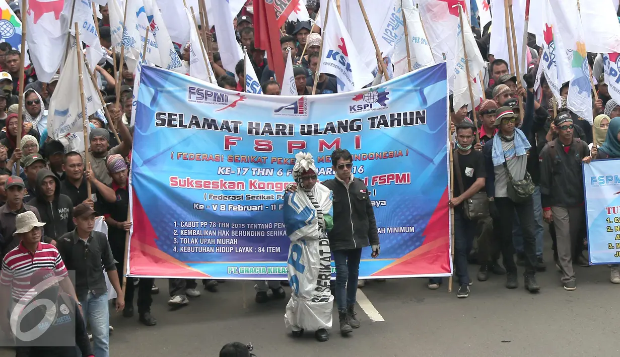 Buruh saat melakukan longmarch menuju Istana Merdeka, Jakarta, Sabtu (6/2/2016). Dalam aksi tersebut mereka meminta agar tidak terjadi PHK secara besar-besaran. (Liputan6.com/Angga Yuniar)