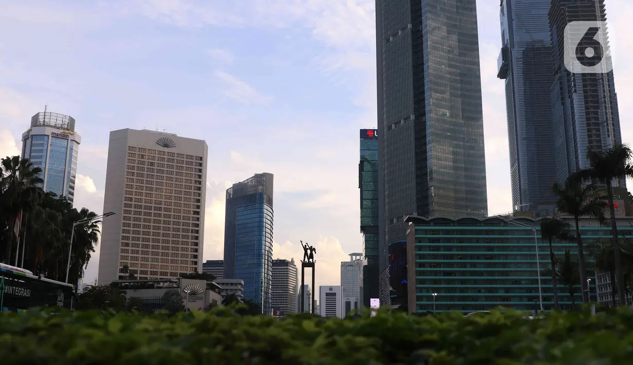 Suasana kawasan Bundaran HI, Jakarta, Jumat (31/12/2021). Polda Metro Jaya melarang perayaan malam tahun baru 2022 di seluruh wilayah DKI Jakarta. Kebijakan itu berlaku mulai 31 Desember 2021 hingga 2 Januari 2022. (Liputan6.com/Angga Yuniar)