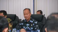 Menteri Perindustrian (Menperin) Agus Gumiwang Kartasasmita didampingi Wakil Menteri Perindustrian Faisol Riza memberikan keterangan kepada media terkait komitmen dengan Apple di Kantor Kementerian Perindustrian, 26 Februari 2025. (Dok Kemenperin)