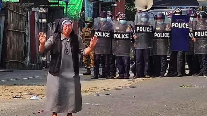 Suster Myanmar, Ann Nu Thawng, menangis dan bersujud demi lindungi pendemo dari polisi. Dok: Twitter @CardinalMaungBo