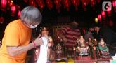 Warga keturunan Tionghoa melaksanakan tradisi membersihkan patung dewa-dewi atau rupang di Vihara Dhanagun, Kota Bogor, Rabu (27/1/2022). Kegiatan membersihkan patung dewa dewi sebagai persiapan menyambut Tahun Baru Imlek 2753 pada Selasa, 1 Februari mendatang. (Liputan6.com/Helmi Fithriansyah)