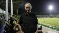 Pelatih Timnas Indonesia, Alfred Riedl menyaksikan laga Torabika SC2016 antara Gresik United vs Sriwijaya FC di Stadion Tridarma Gresik, Minggu (12/6/2016). (Bola.com/Nicklas Hanoatubun)