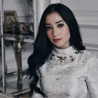 Hari raya idul fitri merupakan hal yang paling dinantikan oleh seluruh umat muslim di dunia. Salah satunya adalah Nikita Willy, aktris sekaligus penyanyi Indonesia yang juga merayakan hari kemenangan.(Instagram/Nikitawillyofficial94)