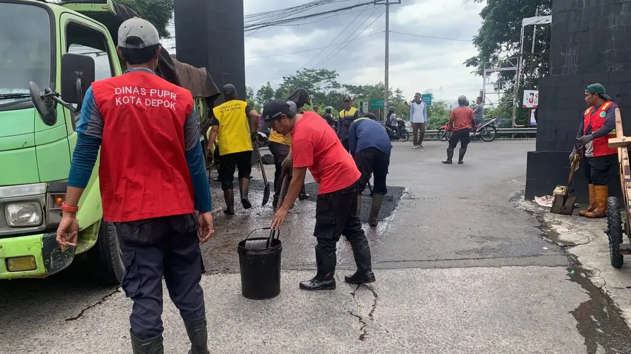 Satas DPUPR Kota Depok melakukan perbaikan jalan berlubang di wilayah Cilodong, Depok, Jawa Barat.