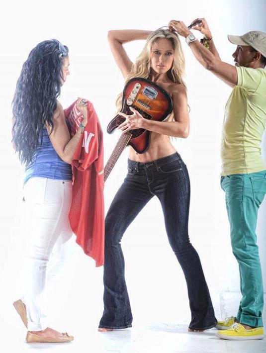 Vanessa Huppenkothen saat menjalani sebuah pemotretan. (Facebook.com/vanehuppoficial)