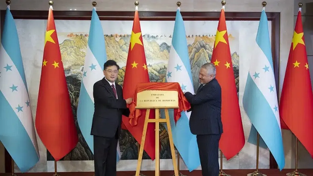 Foto yang dirilis oleh kantor berita Xinhua menunjukkan Menteri Luar Negeri China Qin Gang (kiri) dan Menteri Luar Negeri Honduras Enrique Reina membuka pelat Kedubes Honduras saat peresmiannya di Beijing, Minggu (11/6/2023). (Dok. Li Tao/Xinhua via AP)