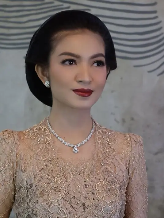 Hasil akhirnya, Selvi oun terlihat tampak glamor dengan lipstik merah merona bertekstur glossy. Dengan gaya rambut sanggul jawa klasik tanpa hiasan. [@antoniusanungmakeup]