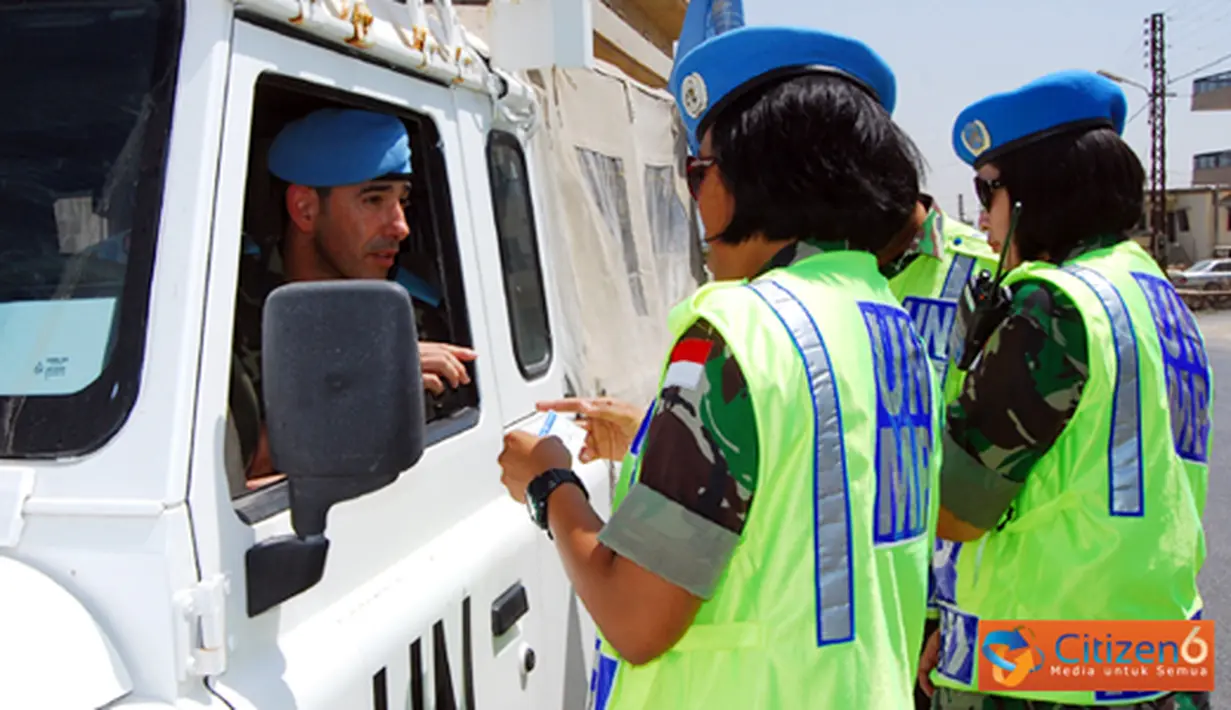 Citizen6, Lebanon: Wanita Satgas POM TNI melakukan pemeriksaan terhadap kendaraan personel militer UNIFIL, di Bravo Area, Jl. Marjayoun, Lebanon Selatan, Jumat (15/6). (Pengirim: Badarudin Bakri Badar).