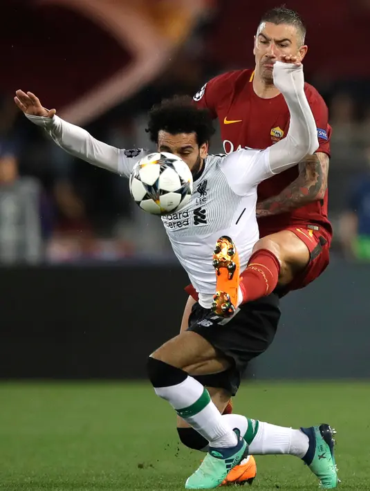 Pemain AS Roma Aleksandar Kolarov berusaha menghadang striker Liverpool Mohamed Salah saat perandingan pertanding semifinal Liga Champions di Stadion Olimpico, Roma (2/5). (AP/Alessandra Tarantino)