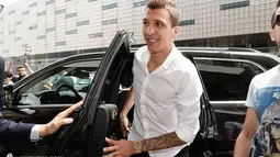 Striker Kroasia, Mario Mandzukic tiba di markas Juventus di Turin untuk menandatangani kontrak dan menjalani tes medis. (Juventus.com)