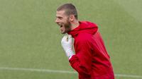 Kiper Manchester United, David de Gea, saat latihan jelang laga Liga Champions di Barcelona, Senin (16/4). Barcelona akan berhadapan dengan Manchester United. (AP/Joan Monfort)