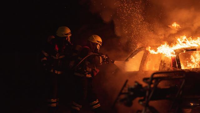 Ilustrasi mobil terbakar