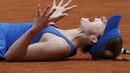 Ekspresi Allize Cornet petenis asal Prancis usai mengalahkan Mirjana Lucic-Baroni di Prancis Terbuka. (Reuters/Jean-Paul Pelissier)