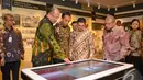 Sekjen MK Janedjri M. Gaffar menjelaskan sesuatu kepada Presiden Jokowi, Jakarta, Jumat (19/12/2014). (Liputan6.com/Faizal Fanani)