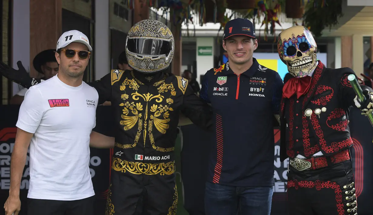 Pembalap Red Bull Racing, Sergio Perez (kiri) dan Max Verstappen (kedua kanan) berfoto bersama dengan maskot setelah acara pecah pinata jelang Formula 1 GP Meksiko 2023 di paddock Sirkuit Hermanos Rodriguez, Meksiko, Kamis (26/10/2023) waktu setempat. (AFP/Claudio Cruz)