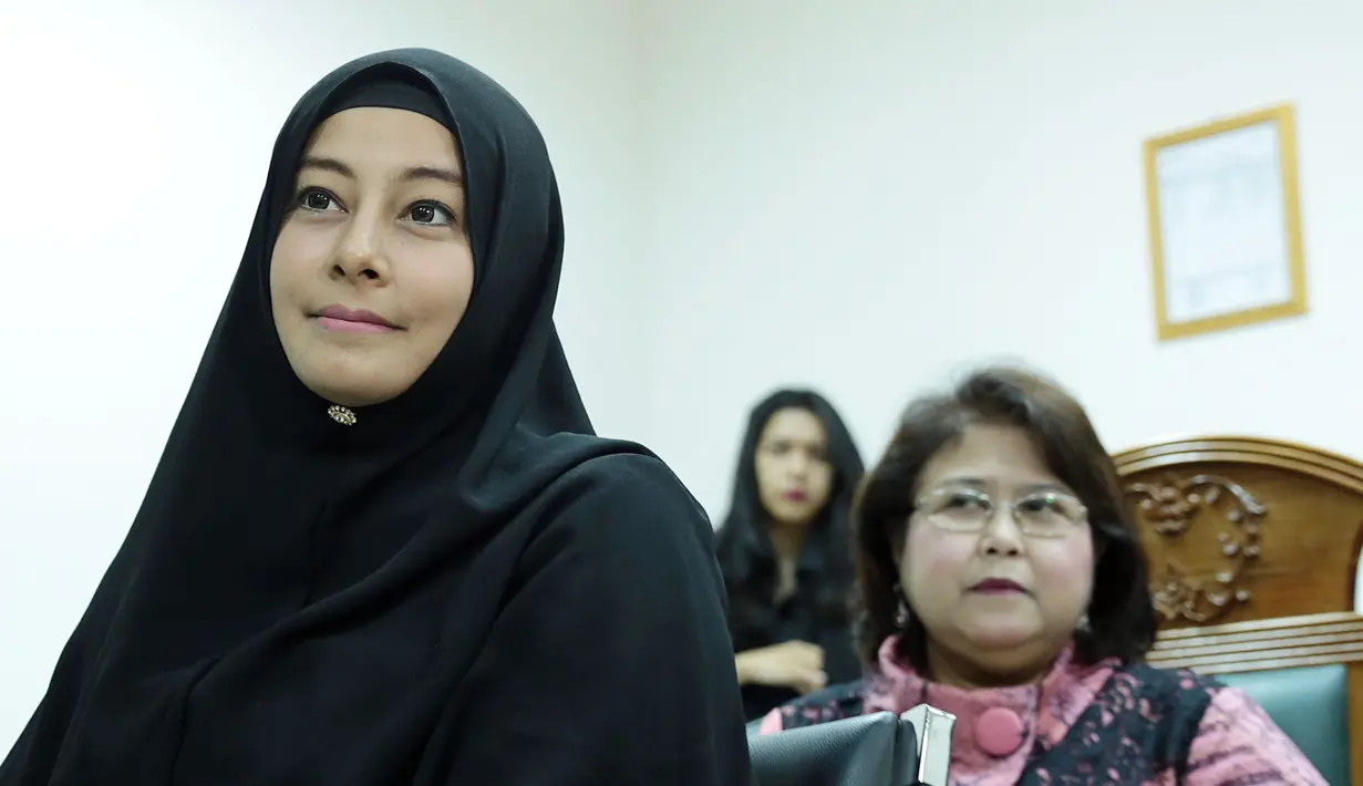 Putri menghadiri sidang didampingi oleh kuasa hukumnya, Elza Syarief. Pada sidang yang berlangsung di Pengadilan Agama Jakarta Timur kali ini, Rabu (16/8) beragendakan pembuktian dan saksi dari pihak Putri. (Deki Prayoga/Bintang.com)