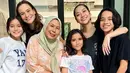 Restu sang ibu mertua disampaikan sejak Juli 2020, ketika BCL meluncurkan single terbarunya yang bertajuk "12 Tahun Terindah". Ibunda mendiang Ashraf Sinclair itu secara terang-terangan meminta BCL agar bisa move on dan mencari kebahagiaan baru untuk masa depannya. (Liputan6.com/IG/@bclsinclair)