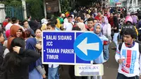 Antrean pengunjung untuk memasuki KAI Travel Fair 2017  mengular hingga ke jalan raya di lokasi acara, JCC Senayan, Jakarta, Sabtu (29/7). Mereka mengantre tiket kereta api diskon yang diselenggarakan oleh PT KAI. (Liputan6.com/Angga Yuniar)