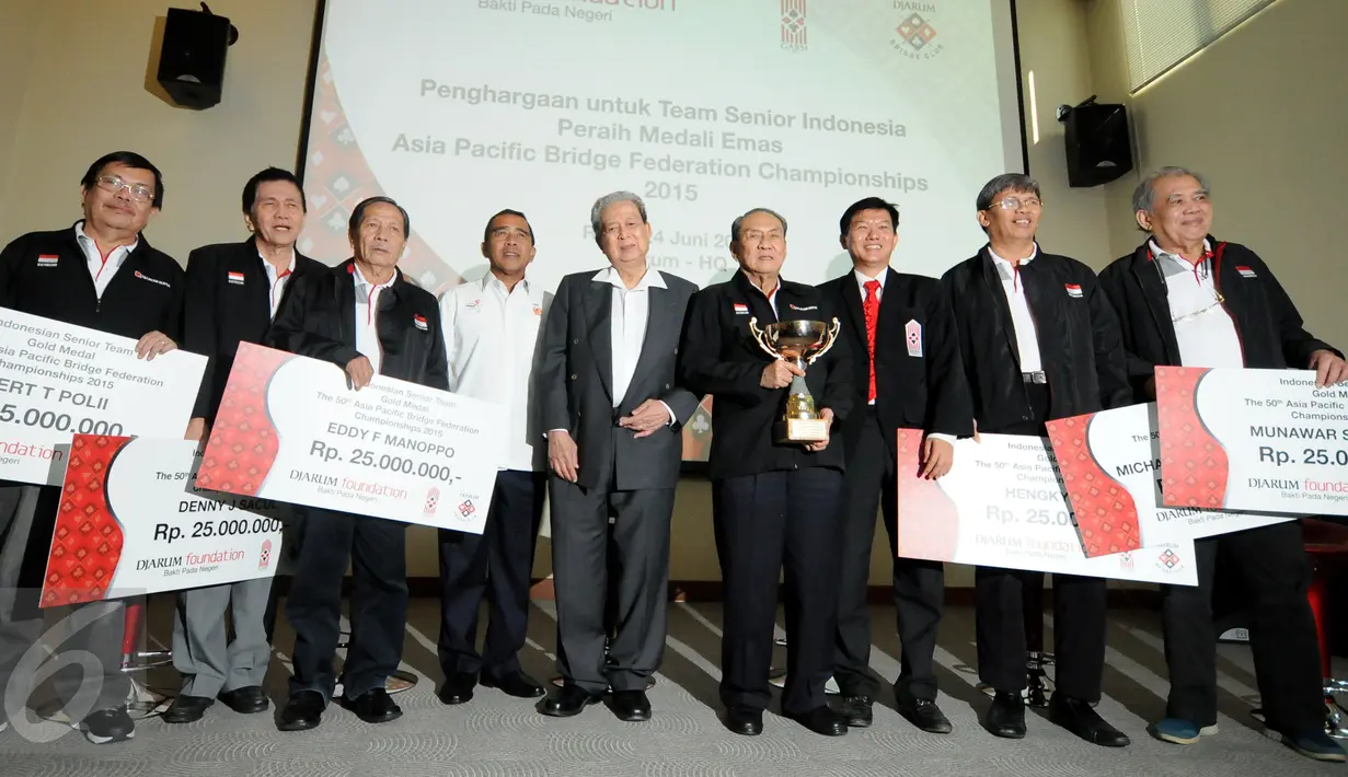 Perwakilan Djarum Foundation, Budi Hartono (tengah) berfoto bersama usai menyerahkan penghargaan kepada tim Bridge Indonesia di Jakarta, Rabu (24/6/2015). Tim Bridge Indonesia berhasil menjuarai APBF Championship 2015. (Liputan6.com/Helmi Fithriansyah)