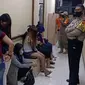 Razia Panti Pijat dan PSK Saat PSBB DKI Jakarta Oleh Polsek Kebon Jeruk, TNI, dan Satpol PP. (Foto:Istimewa).