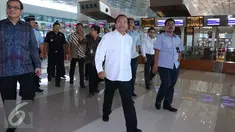Menko bidang Kemaritiman Rizal Ramli melakukan inspeksi mendadak ke Terminal 3 Ultimate Bandara Soekarno Hatta, Tangerang, Jumat (24/6). Rizal mengecek kesiapan bandara yang dapat mendukung pariwisata Indonesia tersebut. (Liputan6.com/Angga Yuniar)