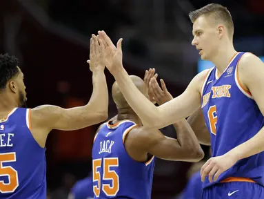 Pebasket New York Knicks, Kristaps Porzingis, merayakan kemenangan atas Cleveland Cavaliers pada laga NBA di Quicken Loans Arena, Cleveland, Minggu (29/10/2017).  Cavaliers kalah 114-95 dari Knicks. (AP/Tony Dejak)