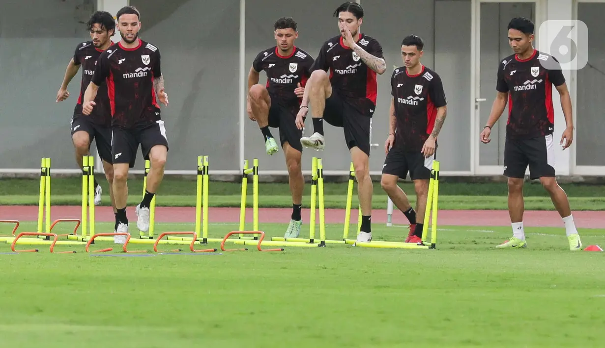 Manajer Timnas Indonesia Sumardji menegaskan, para pemain harus segera melupakan kekalahan dari Australia dan mempersiapkan diri menghadapi Bahrain dengan mental yang lebih kuat. (Liputan6.com/Herman Zakharia)
