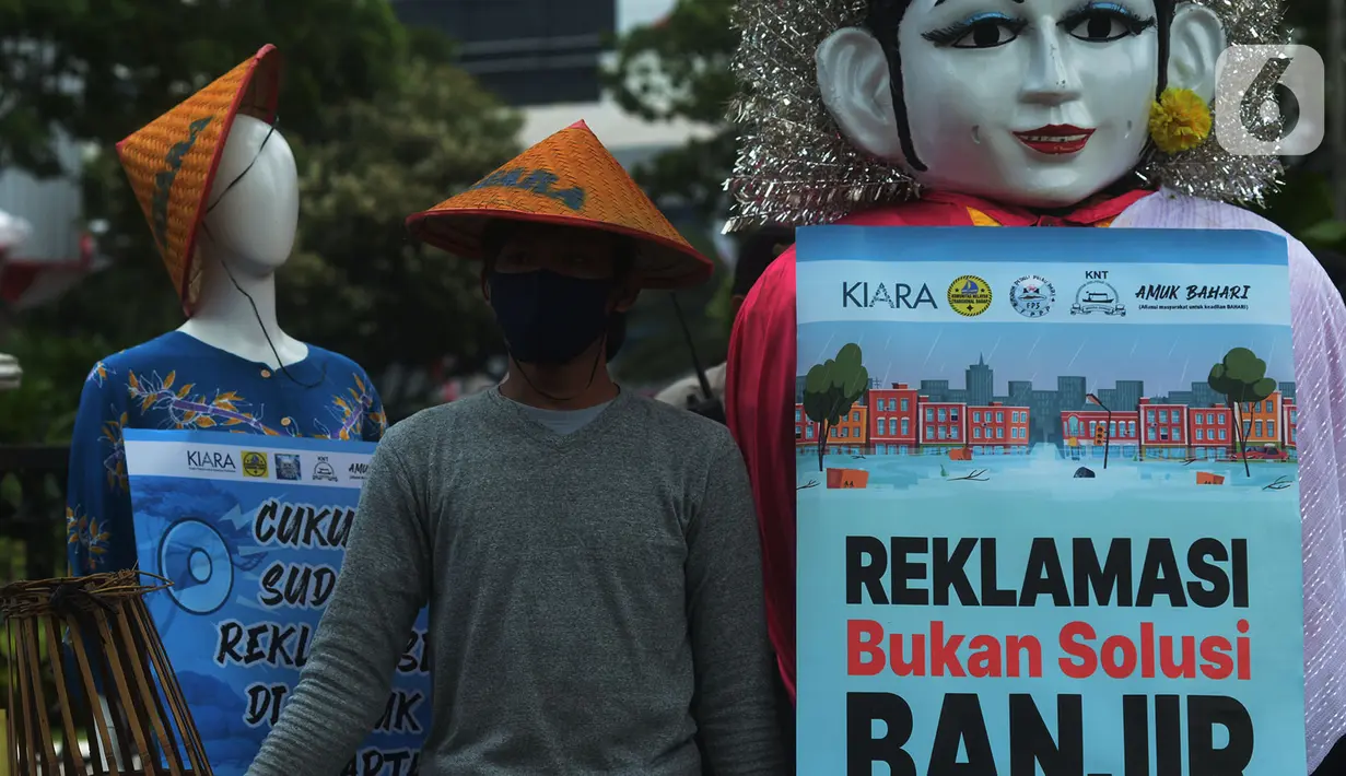 Aktivis dari Koalisi Rakyat untuk Keadilan Perikanan (KIARA) membawa poster saat berunjuk rasa di depan Balai Kota DKI Jakarta, Rabu (15/7/2020). Mereka menolak reklamasi Ancol dengan menuntut Gubernur DKI Jakarta segera mencabut Kepgub Nomor 237 Tahun 2020. (merdeka.com/Imam Buhori)